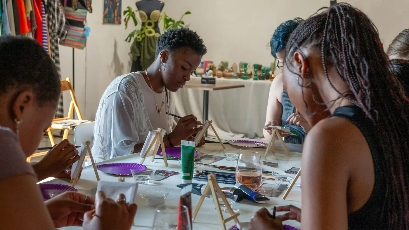 Vecinos reunidos en una sala de actividades culturales